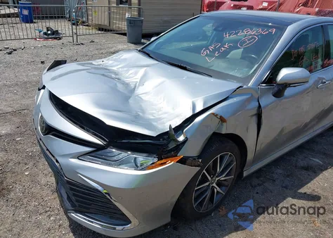 2022 Toyota Camry Xle z USA, uszkodzony, nr VIN 4T1F11AK7NU712529